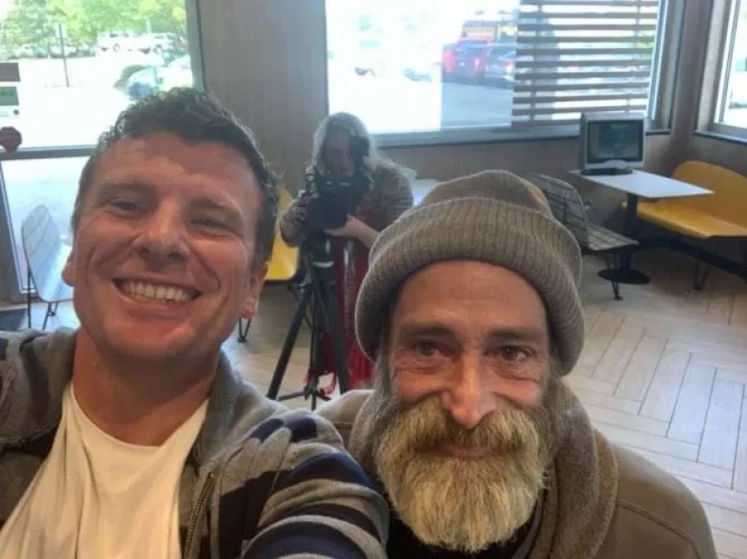 Welcome back: the homeless man gave his last money to help a stranger, and received a generous reward