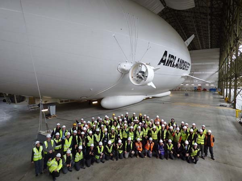 Well-forgotten old: Spaniards replace airliners with airships