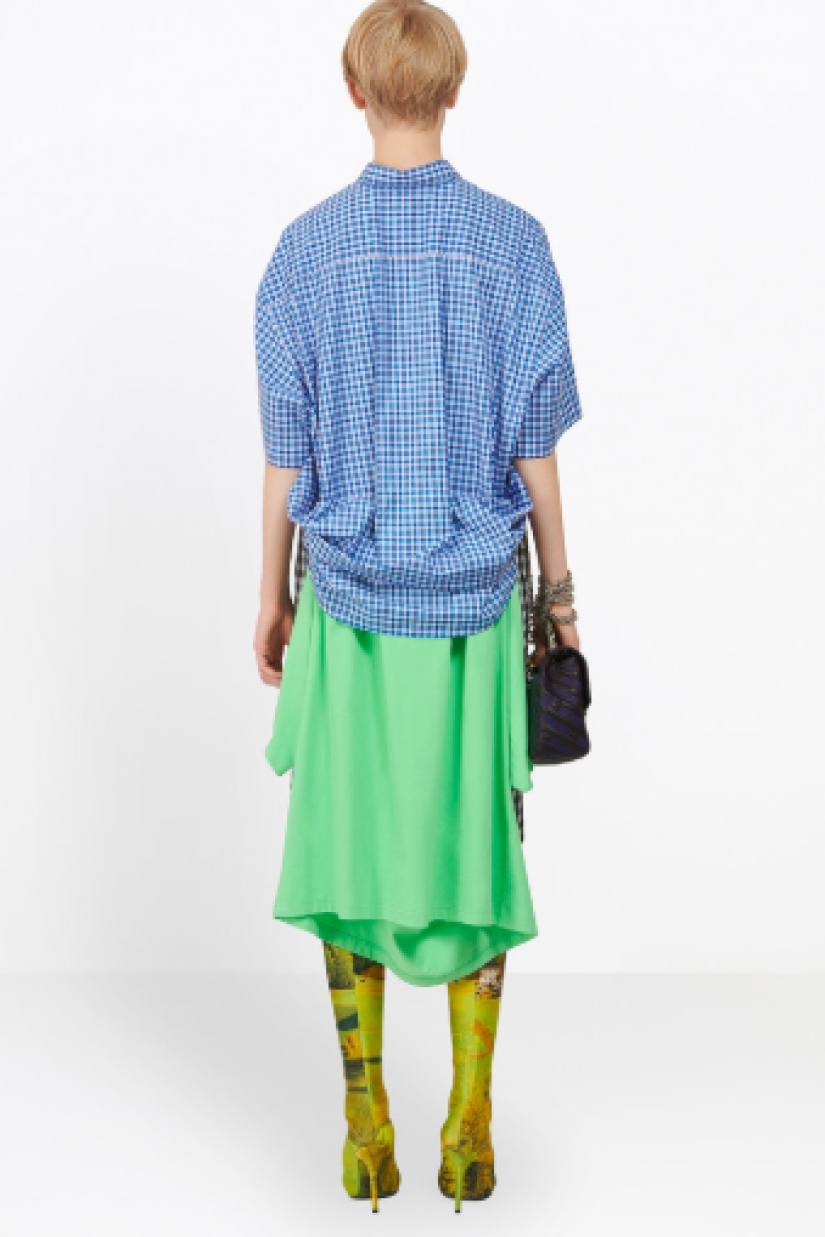 What do a hundred layers of lipstick, foundation and false eyelashes look like on one girl What do a hundred layers of lipstick, foundation and false eyelashes look like on one girl