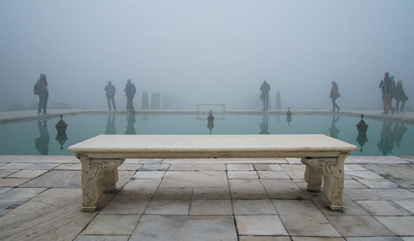 What do famous tourist places look like if you turn the camera in the other direction