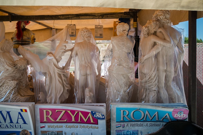 What do famous tourist places look like if you turn the camera in the other direction