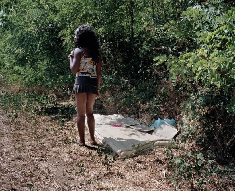 What do Nigerian illegal prostitutes and their jobs in Italy look like