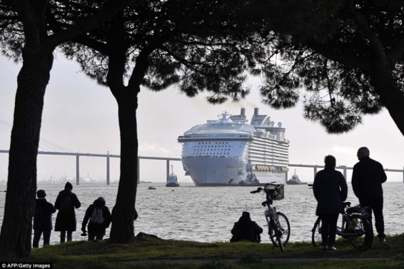 What does the world's largest cruise ship "Symphony of the Seas" look like What does the world's largest cruise ship "Symphony of the Seas" look like