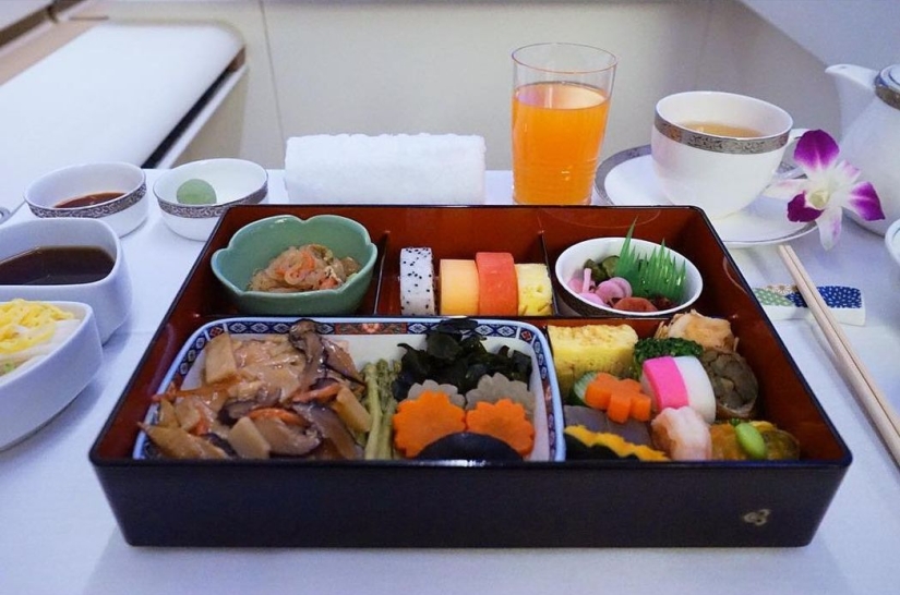 What food looks like on board an airplane in 15 airlines