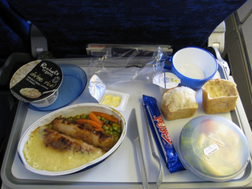 What food looks like on board an airplane in 15 airlines