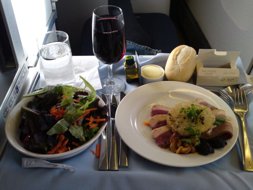 What food looks like on board an airplane in 15 airlines