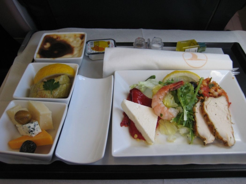 What food looks like on board an airplane in 15 airlines