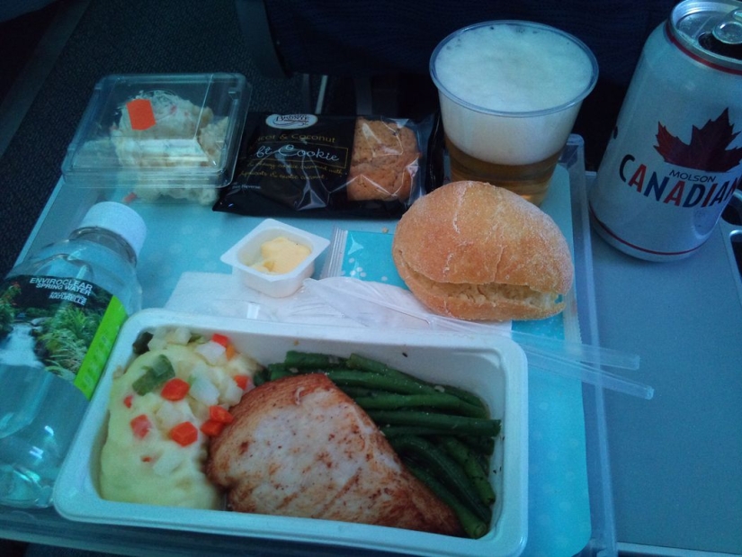What food looks like on board an airplane in 15 airlines