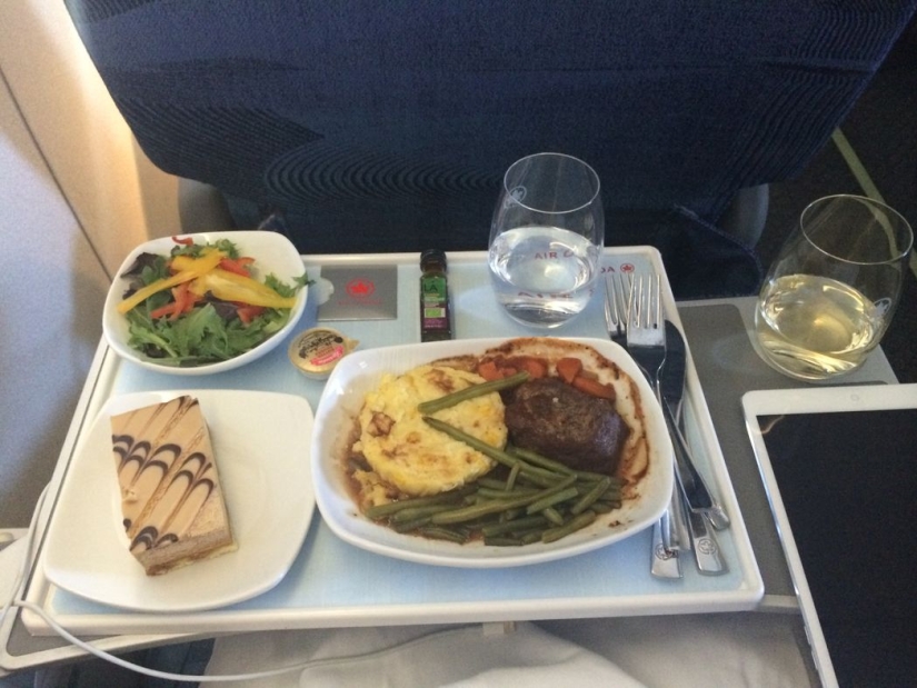 What food looks like on board an airplane in 15 airlines