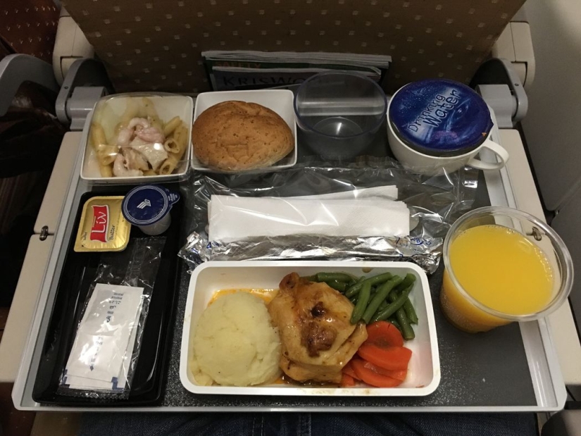 What food looks like on board an airplane in 15 airlines
