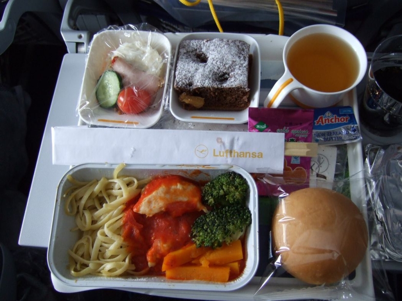 What food looks like on board an airplane in 15 airlines