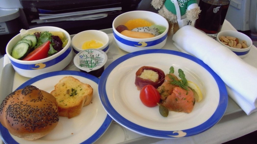 What food looks like on board an airplane in 15 airlines
