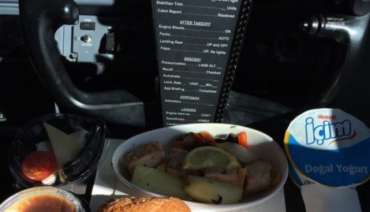 What people in different professions eat for lunch around the world