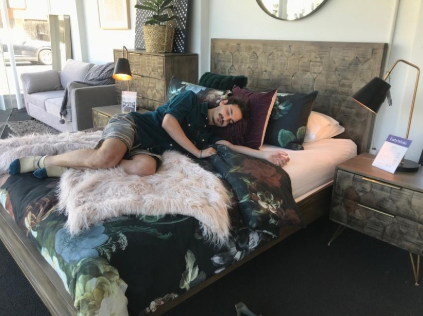 Where with the legs? The journalist believed the reaction of sellers of furniture stores, laying down to sleep on sofas