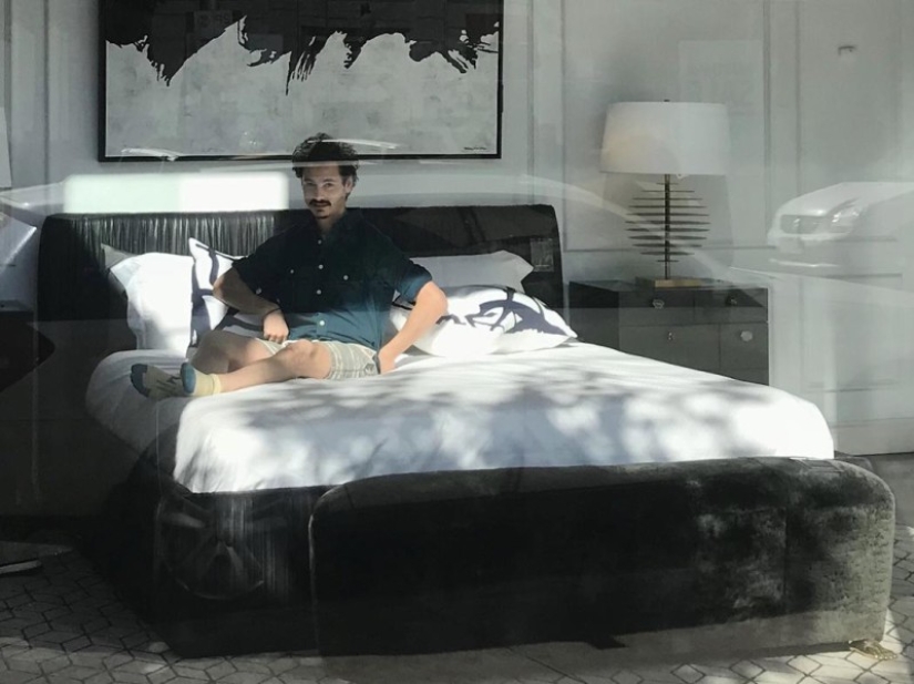 Where with the legs? The journalist believed the reaction of sellers of furniture stores, laying down to sleep on sofas
