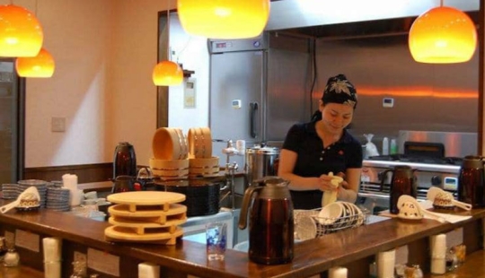 Who works, he eats: a restaurant has opened in Tokyo where you can eat after working a shift in the kitchen