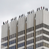 Why are there statues of 84 men on the roof of a London skyscraper