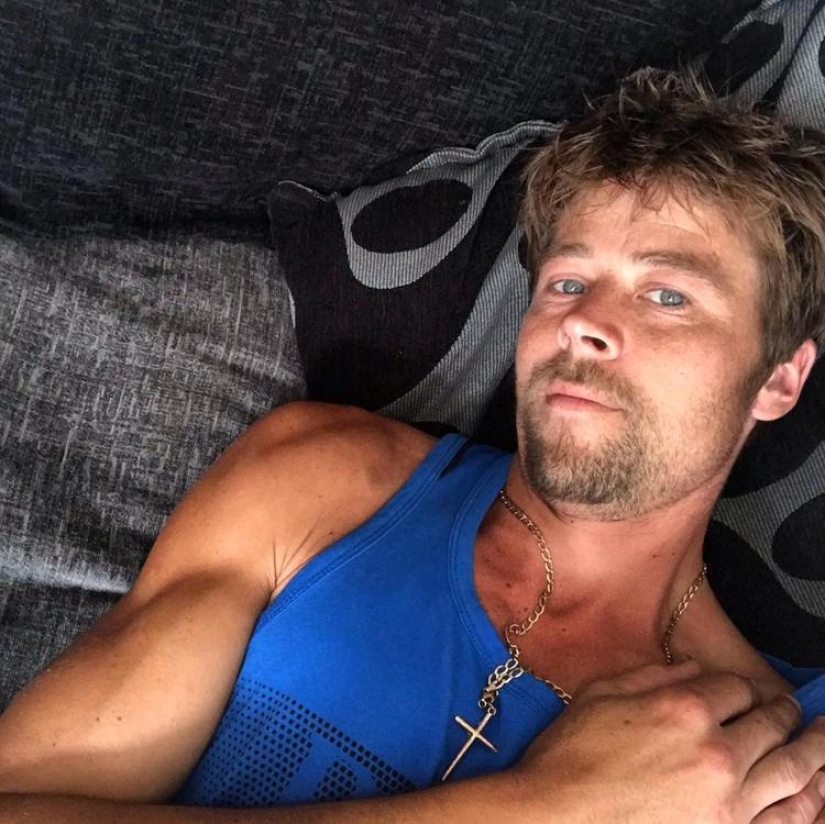 Why Brad Pitt, laying asphalt, is not happy with the attention of fans Why Brad Pitt, laying asphalt, is not happy with the attention of fans