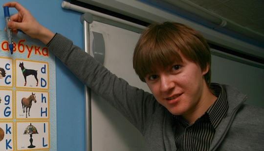 Why did the author of the LinguaLeo application stab his own sister with a knife