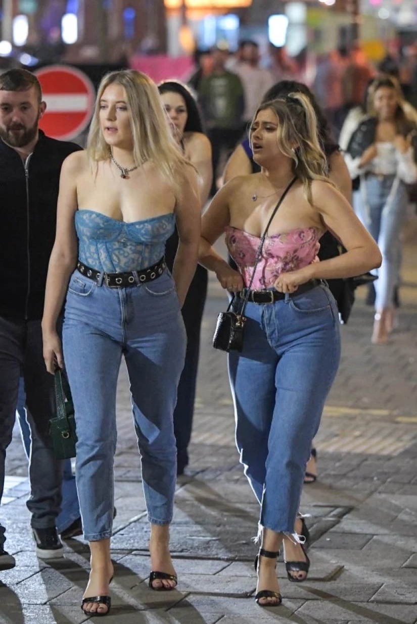 Wild fun in the middle of a storm: Brits are burning out in pubs and clubs, despite the terrible weather