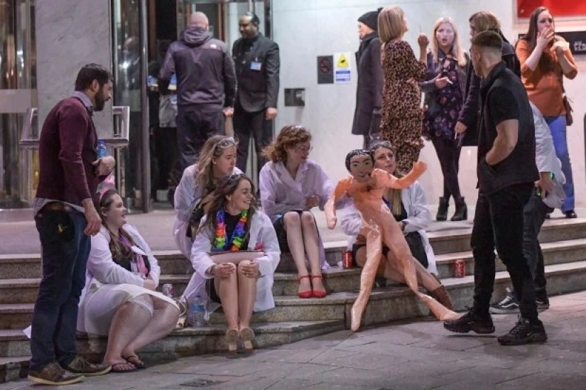 Wild fun in the middle of a storm: Brits are burning out in pubs and clubs, despite the terrible weather