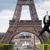 With a breeze: in Paris, you can ride a zipline from the Eiffel Tower With a breeze: in Paris, you can ride a zipline from the Eiffel Tower
