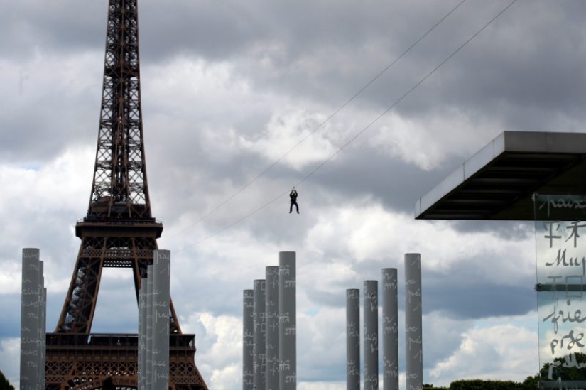 With a breeze: in Paris, you can ride a zipline from the Eiffel Tower With a breeze: in Paris, you can ride a zipline from the Eiffel Tower