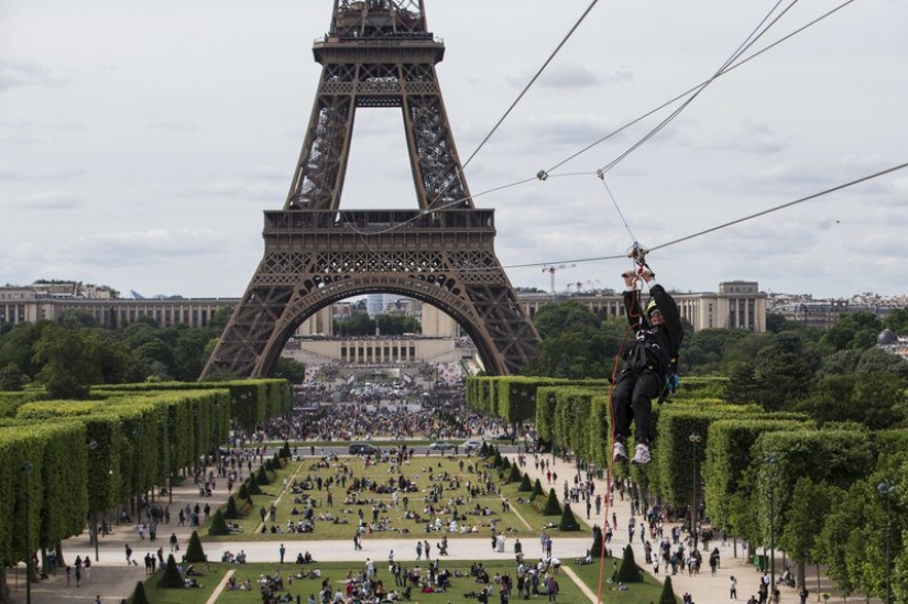 With a breeze: in Paris, you can ride a zipline from the Eiffel Tower With a breeze: in Paris, you can ride a zipline from the Eiffel Tower