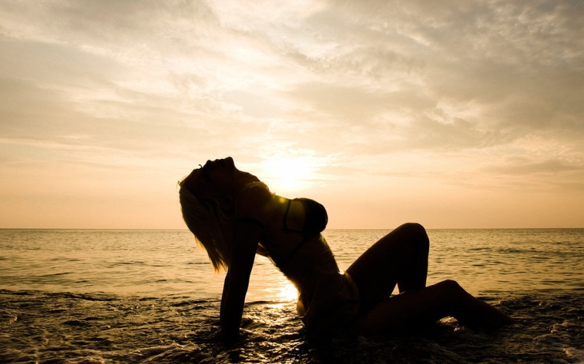 With this microcupalnik, girls are waiting for a perfect tan and gazes