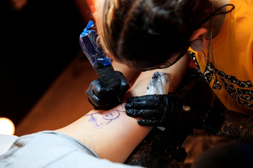 Without a shadow of regret: a New York tattoo parlor makes tattoos that disappear after a year