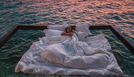 Would you like to sleep over the ocean under the stars? Then you go to the Maldives!