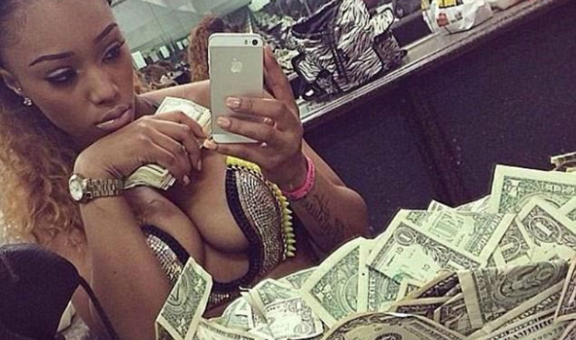 "Y por qué fue necesario estudiar en la universidad" : la red está perpleja por las fotos de strippers bañándose en dinero "Y por qué fue necesario estudiar en la universidad" : la red está perpleja por las fotos de strippers bañándose en dinero