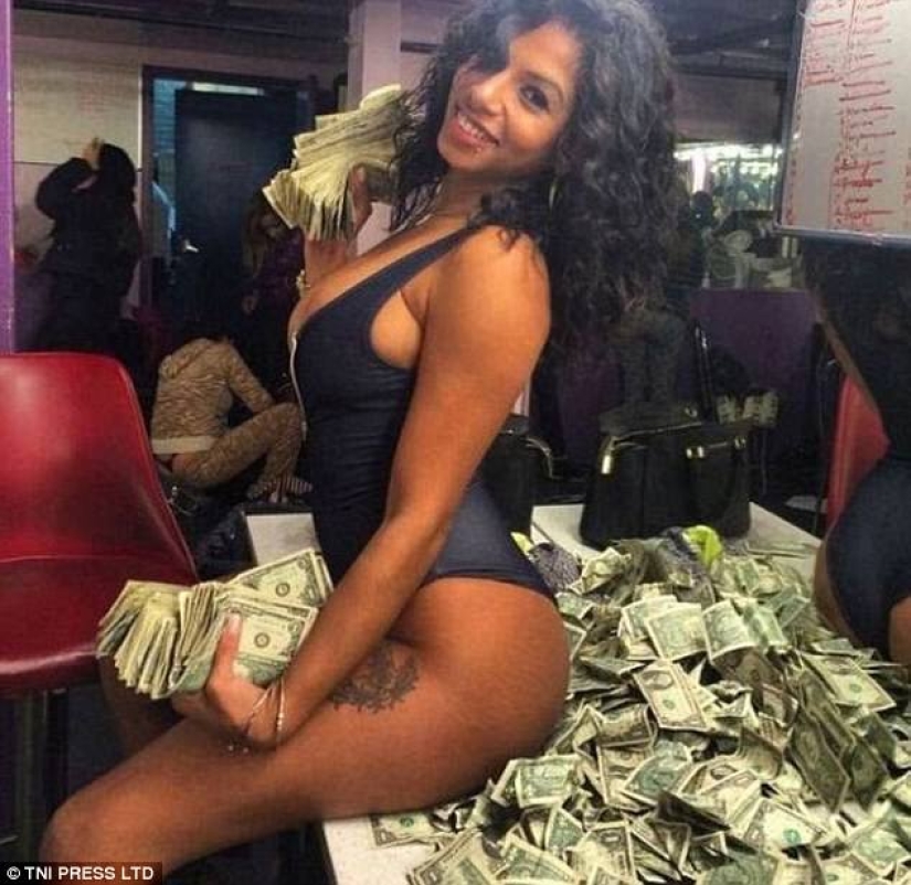 "Y por qué fue necesario estudiar en la universidad" : la red está perpleja por las fotos de strippers bañándose en dinero "Y por qué fue necesario estudiar en la universidad" : la red está perpleja por las fotos de strippers bañándose en dinero