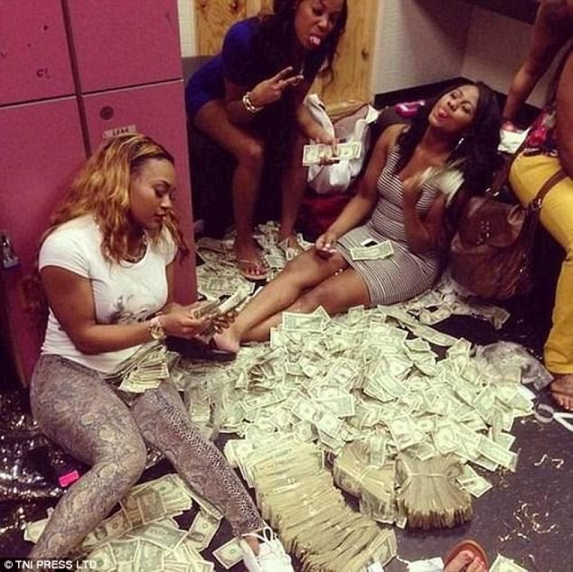 "Y por qué fue necesario estudiar en la universidad" : la red está perpleja por las fotos de strippers bañándose en dinero "Y por qué fue necesario estudiar en la universidad" : la red está perpleja por las fotos de strippers bañándose en dinero