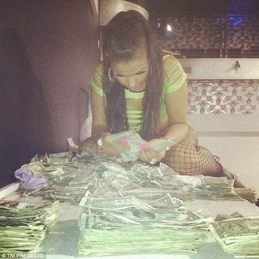 "Y por qué fue necesario estudiar en la universidad" : la red está perpleja por las fotos de strippers bañándose en dinero "Y por qué fue necesario estudiar en la universidad" : la red está perpleja por las fotos de strippers bañándose en dinero