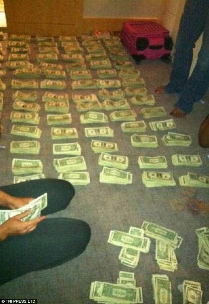 "Y por qué fue necesario estudiar en la universidad" : la red está perpleja por las fotos de strippers bañándose en dinero "Y por qué fue necesario estudiar en la universidad" : la red está perpleja por las fotos de strippers bañándose en dinero