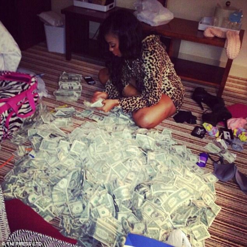 "Y por qué fue necesario estudiar en la universidad" : la red está perpleja por las fotos de strippers bañándose en dinero "Y por qué fue necesario estudiar en la universidad" : la red está perpleja por las fotos de strippers bañándose en dinero