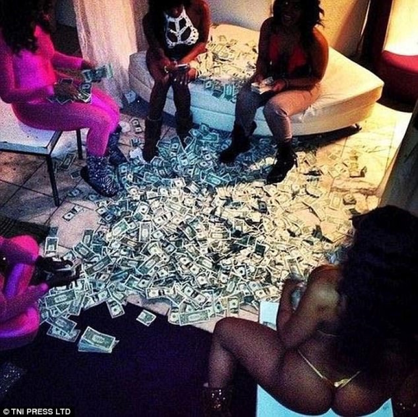 "Y por qué fue necesario estudiar en la universidad" : la red está perpleja por las fotos de strippers bañándose en dinero "Y por qué fue necesario estudiar en la universidad" : la red está perpleja por las fotos de strippers bañándose en dinero