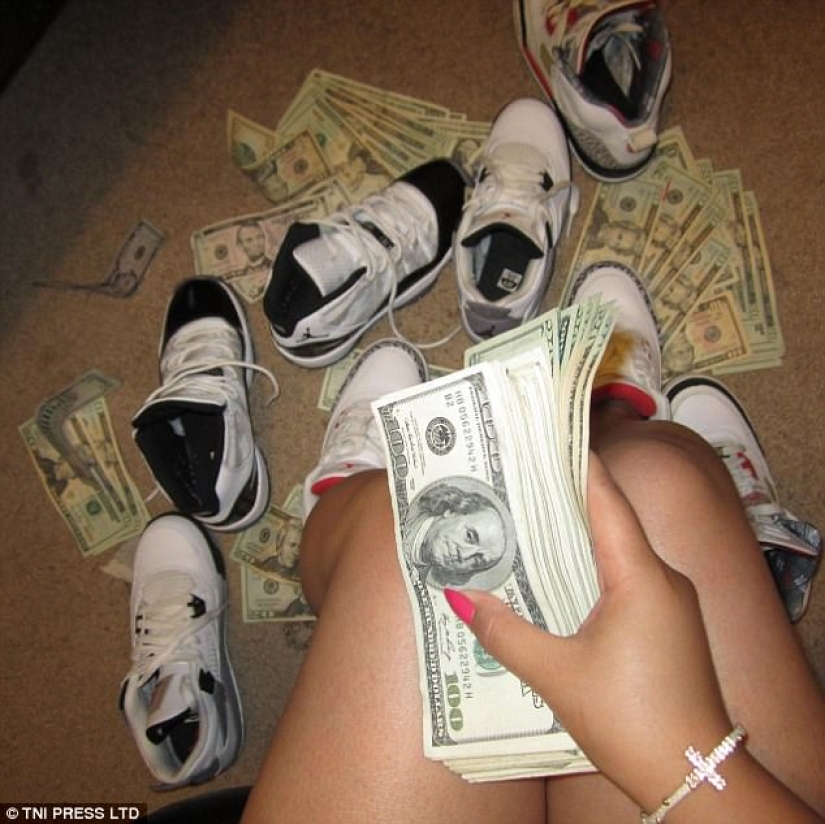 "Y por qué fue necesario estudiar en la universidad" : la red está perpleja por las fotos de strippers bañándose en dinero "Y por qué fue necesario estudiar en la universidad" : la red está perpleja por las fotos de strippers bañándose en dinero