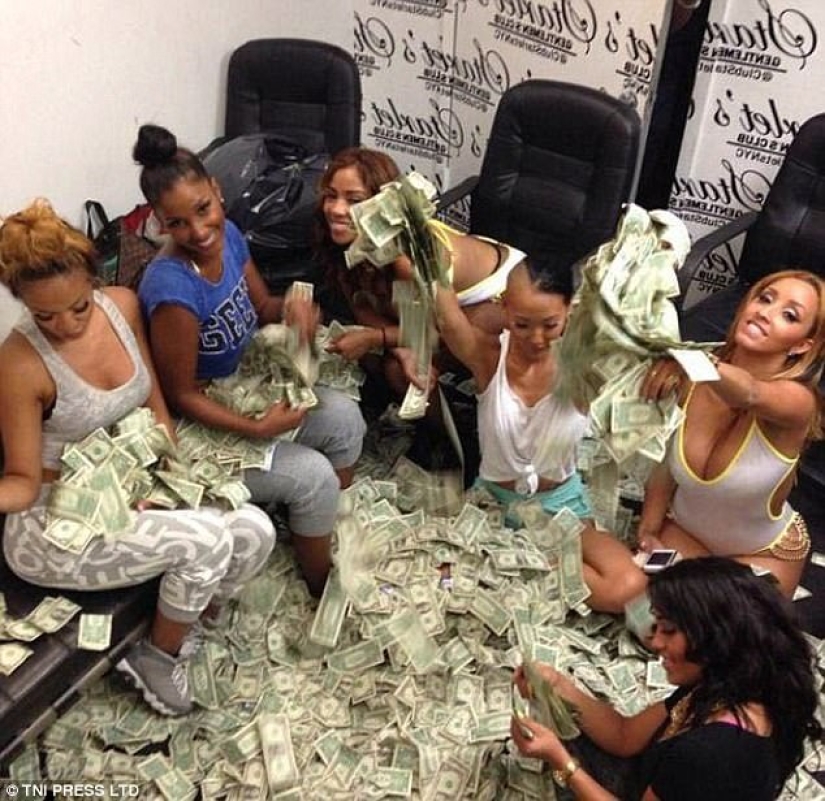 "Y por qué fue necesario estudiar en la universidad" : la red está perpleja por las fotos de strippers bañándose en dinero "Y por qué fue necesario estudiar en la universidad" : la red está perpleja por las fotos de strippers bañándose en dinero