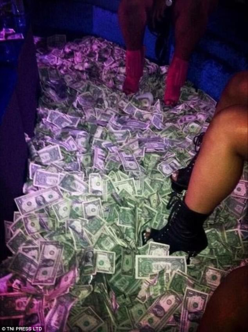 "Y por qué fue necesario estudiar en la universidad" : la red está perpleja por las fotos de strippers bañándose en dinero "Y por qué fue necesario estudiar en la universidad" : la red está perpleja por las fotos de strippers bañándose en dinero