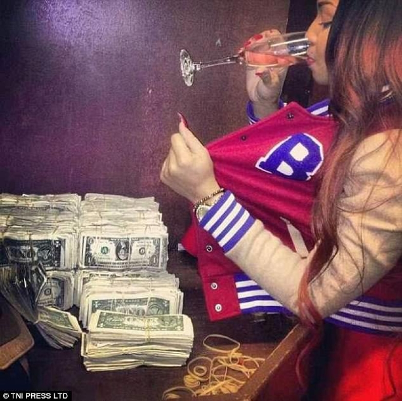 "Y por qué fue necesario estudiar en la universidad" : la red está perpleja por las fotos de strippers bañándose en dinero "Y por qué fue necesario estudiar en la universidad" : la red está perpleja por las fotos de strippers bañándose en dinero