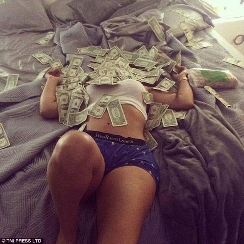 "Y por qué fue necesario estudiar en la universidad" : la red está perpleja por las fotos de strippers bañándose en dinero "Y por qué fue necesario estudiar en la universidad" : la red está perpleja por las fotos de strippers bañándose en dinero