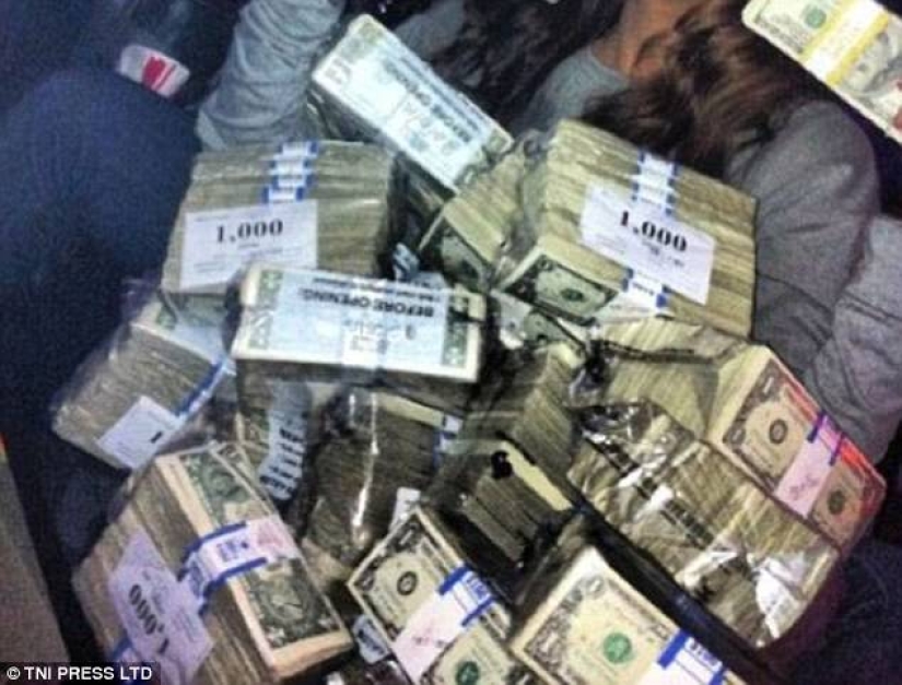 "Y por qué fue necesario estudiar en la universidad" : la red está perpleja por las fotos de strippers bañándose en dinero "Y por qué fue necesario estudiar en la universidad" : la red está perpleja por las fotos de strippers bañándose en dinero