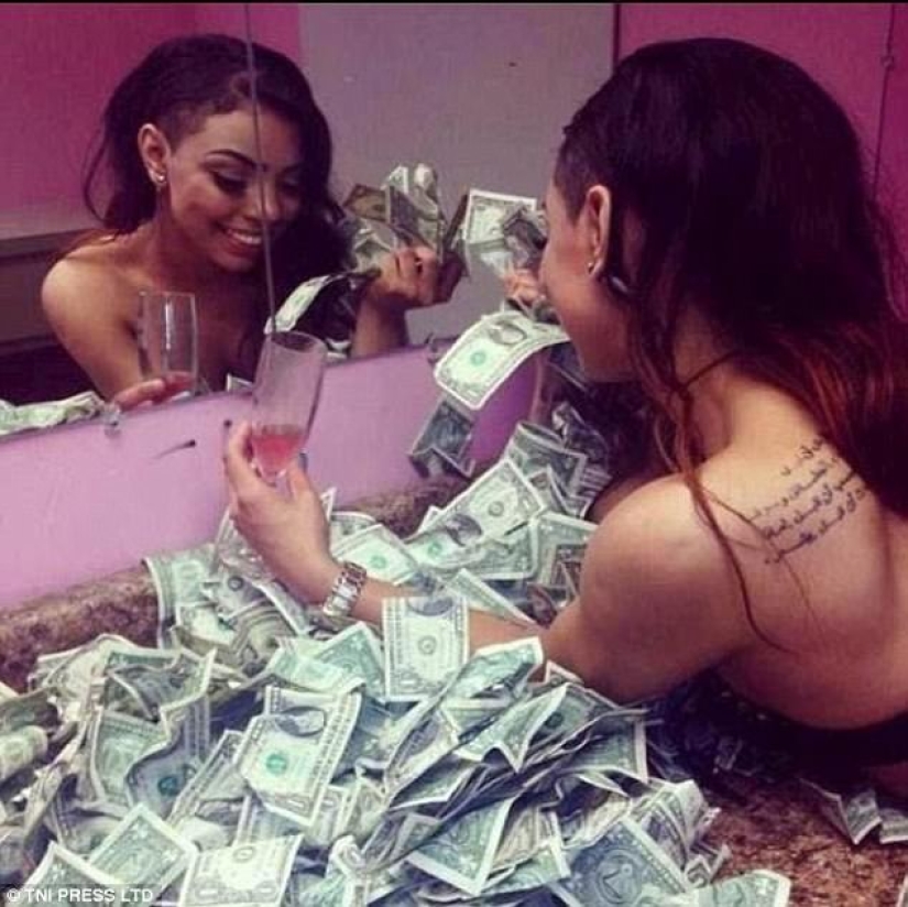 "Y por qué fue necesario estudiar en la universidad" : la red está perpleja por las fotos de strippers bañándose en dinero "Y por qué fue necesario estudiar en la universidad" : la red está perpleja por las fotos de strippers bañándose en dinero