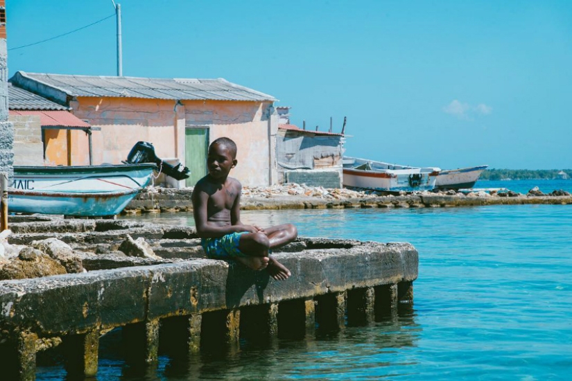 You give me a hairstyle, and I'll give you fish for lunch: how a thousand people get along on an island the size of a football field You give me a hairstyle, and I'll give you fish for lunch: how a thousand people get along on an island the size of a football field