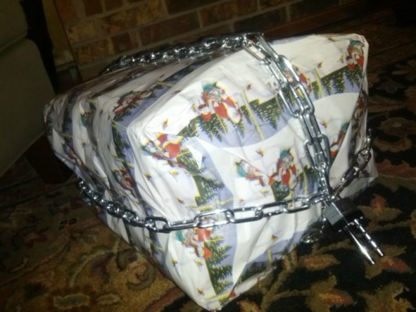 You wait for a guitar, and you get a T—shirt - Christmas surprises from noble trolls