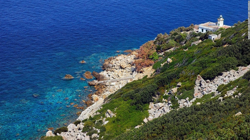 Zannon es una isla olvidada de orgías con un pasado oscuro Zannon es una isla olvidada de orgías con un pasado oscuro