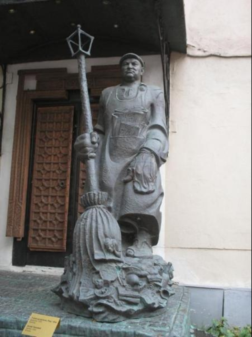 10 funniest monuments in Russia 10 funniest monuments in Russia