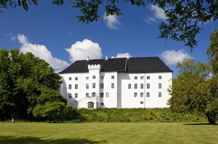 10 Mystical Haunted Castles